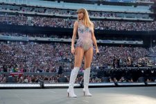Đám đông khán giả tạo ra địa chấn khi nhảy theo Taylor Swift