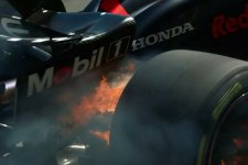 Phanh xe Verstappen nổ, cháy trên đường đua