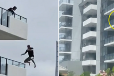 Queensland: Nhảy từ ban công tầng 5 xuống bể bơi để trốn cảnh sát
